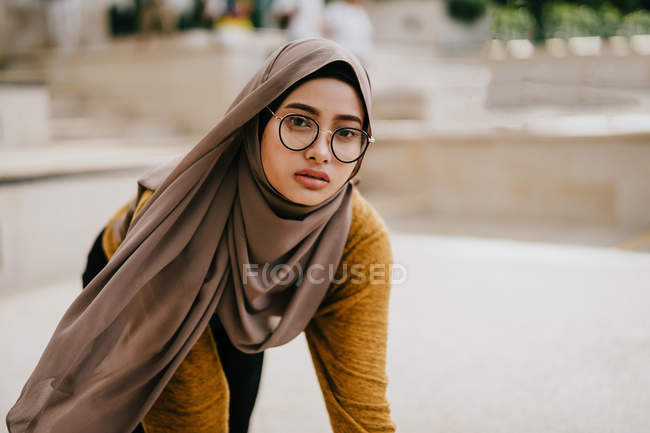 Joven asiático musulmán mujer en hijab - foto de stock