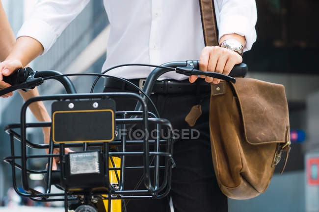 Успешный молодой бизнесмен, идущий на велосипеде, обрезанный — стоковое фото