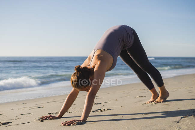 Jovem mulher bonita praticando ioga ao ar livre — Fotografia de Stock