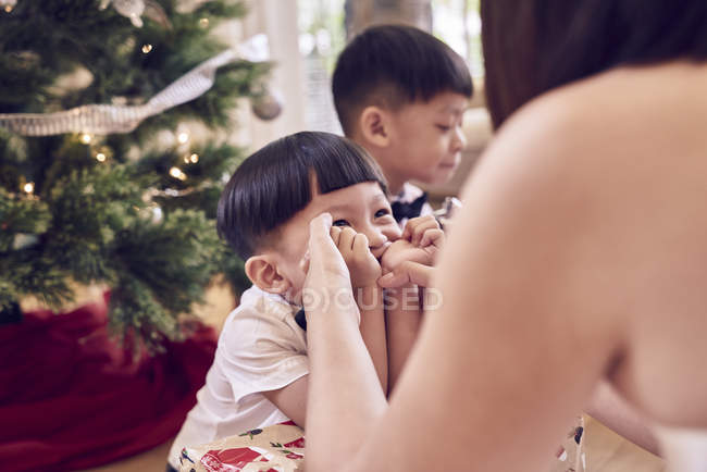 Щаслива азіатська сім'я святкує Різдво разом — стокове фото