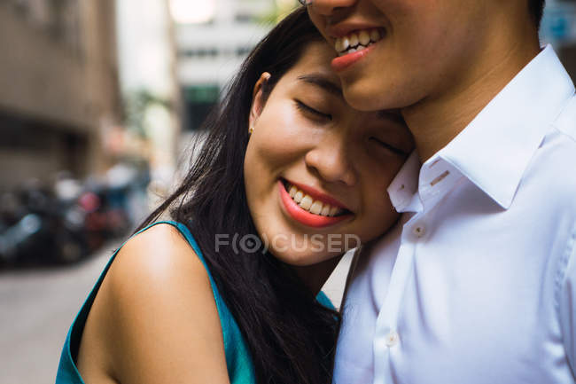 Jovem adulto casal de negócios abraçando ao ar livre — Fotografia de Stock