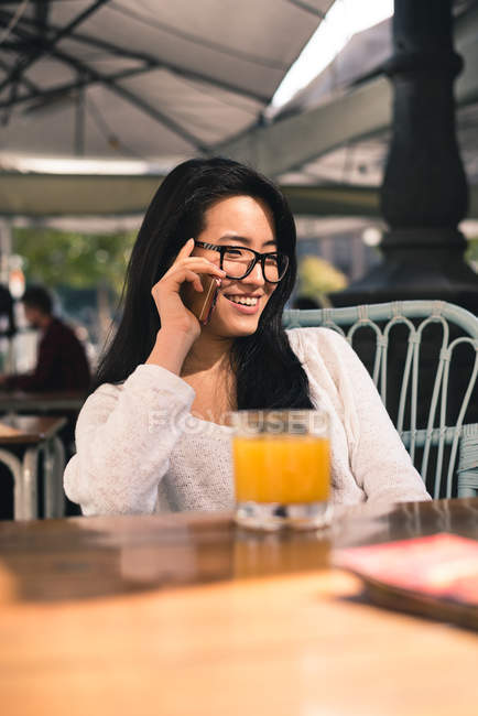 Китаянка звонит по телефону на террасе Мадрида, Испания — стоковое фото