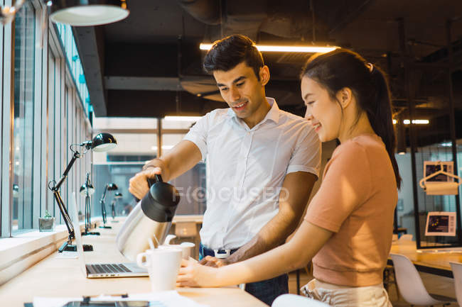 Jeunes entrepreneurs adultes travaillant dans un bureau moderne — Photo de stock