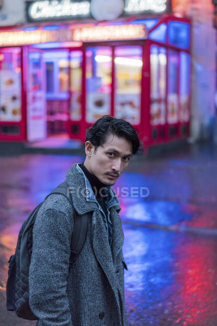 Jeune attrayant casual asiatique homme sur rue à la nuit — Photo de stock