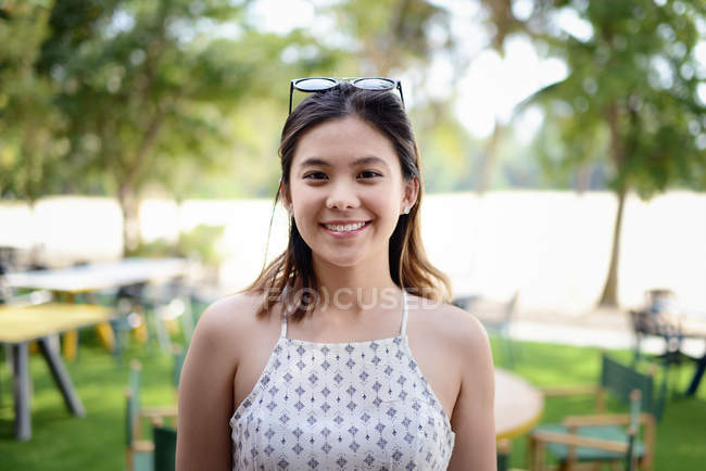Portrait of young attractive asian woman, blurred background — Stock Photo