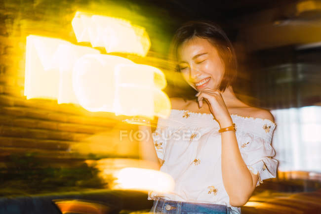 Jovem asiático mulher no confortável bar — Fotografia de Stock
