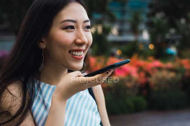 Giovane donna asiatica utilizzando smartphone, primo piano — Foto stock
