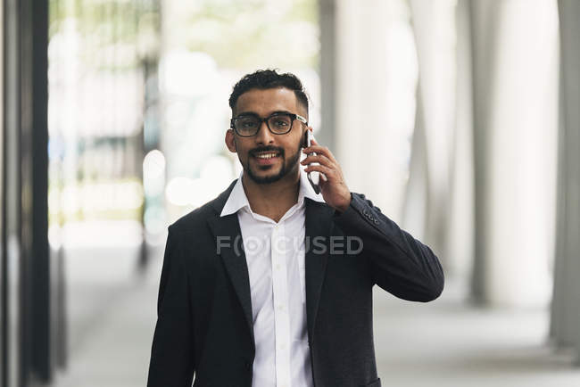 Молодий успішний бізнесмен за допомогою смартфона — стокове фото