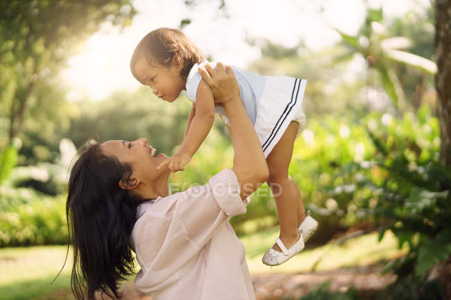 Lindo asiático madre y hija tener divertido en parque - foto de stock