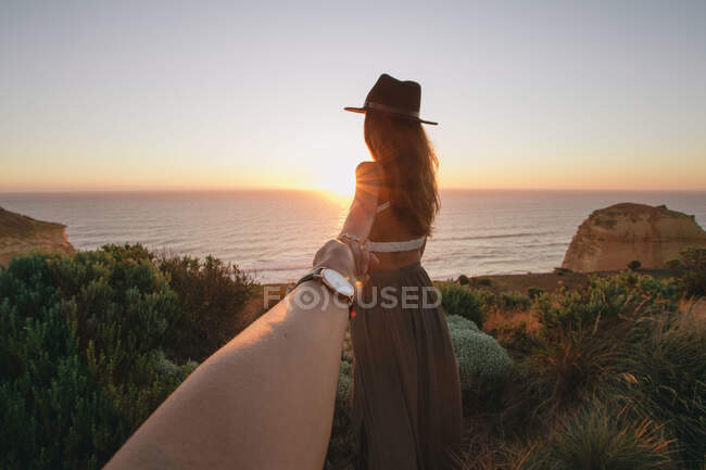 Rear view of woman holding arms with man at roadtrip around Australia — Stock Photo