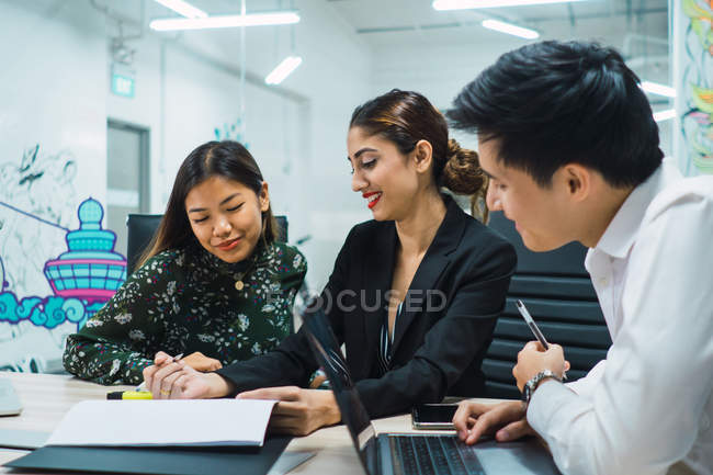 Молодые азиатские бизнесмены, работающие в современном офисе — стоковое фото