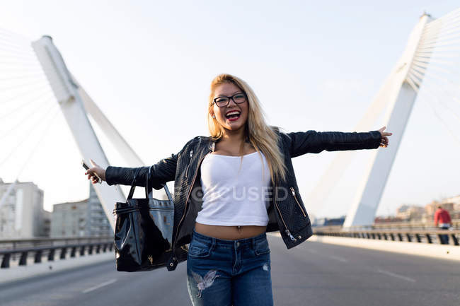 Blonde Haare schöne junge Frau posiert auf der Straße. — Stockfoto