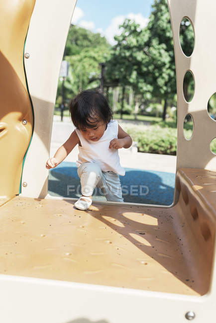 Mignonne petite fille asiatique jouer à aire de jeux — Photo de stock