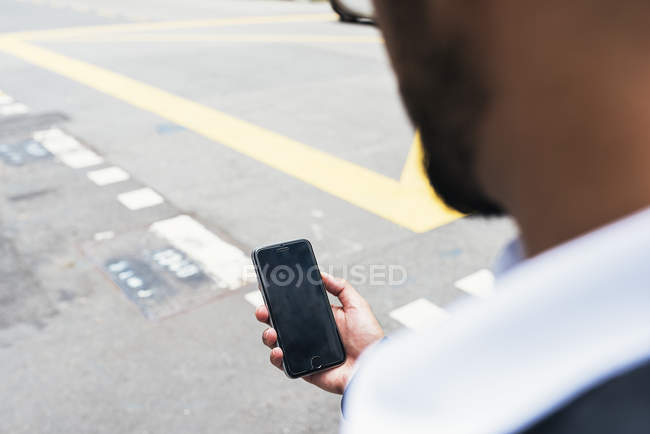 Молодой успешный бизнесмен с помощью смартфона — стоковое фото
