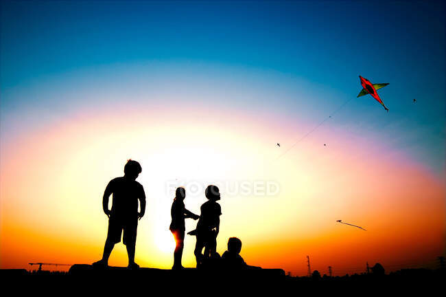 Colorful kites are always friends of Vietnamese children.They had fun together in the summer winds. — Stock Photo