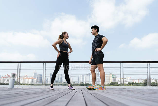 Asiático casal de pé ao ar livre durante o treinamento — Fotografia de Stock