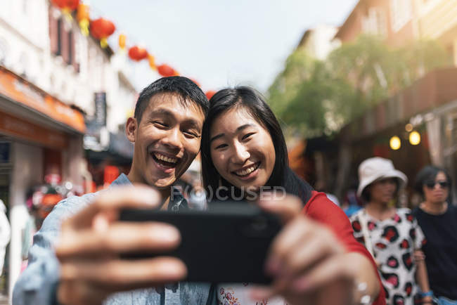 Asiático chino pareja tomando selfie en chinatown - foto de stock