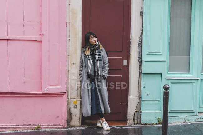 Jovem atraente casual asiático mulher posando na rua — Fotografia de Stock