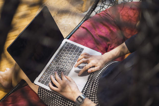 Immagine ritagliata di donna che utilizza il computer portatile in ufficio creativo moderno — Foto stock