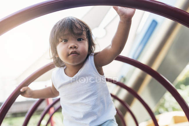 Mignonne petite fille asiatique jouer à aire de jeux — Photo de stock