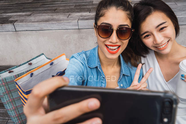 Giovani belle donne asiatiche prendendo selfie — Foto stock