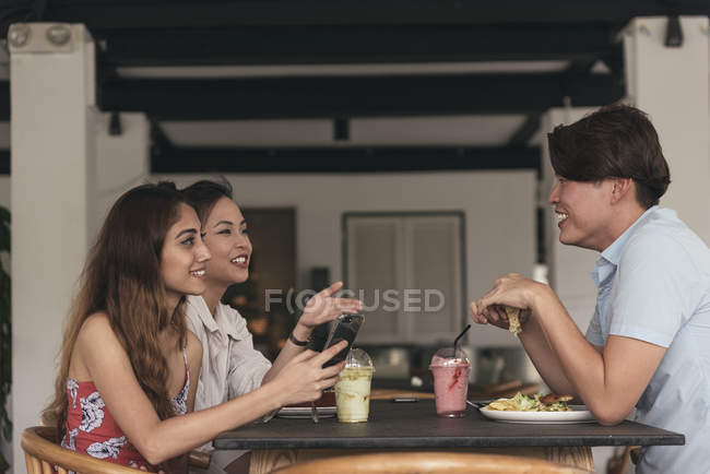 Grupo de amigos en un restaurante, pasar tiempo - foto de stock