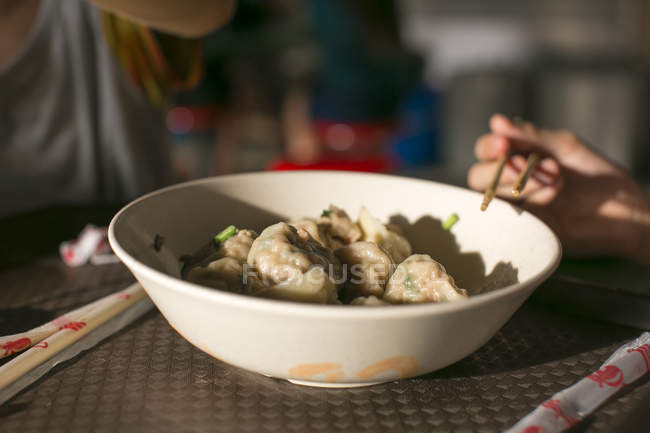 Chinese dumplings on a brown plastic tray — Stock Photo