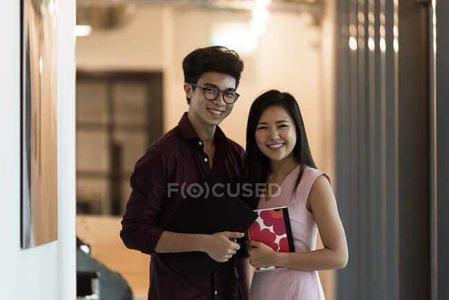 Азиатские коллеги по бизнесу в офисе — стоковое фото