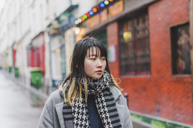 Giovane attraente casuale asiatico donna su città strada — Foto stock