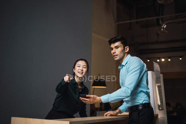 Jovens empresários adultos que trabalham no escritório moderno — Fotografia de Stock