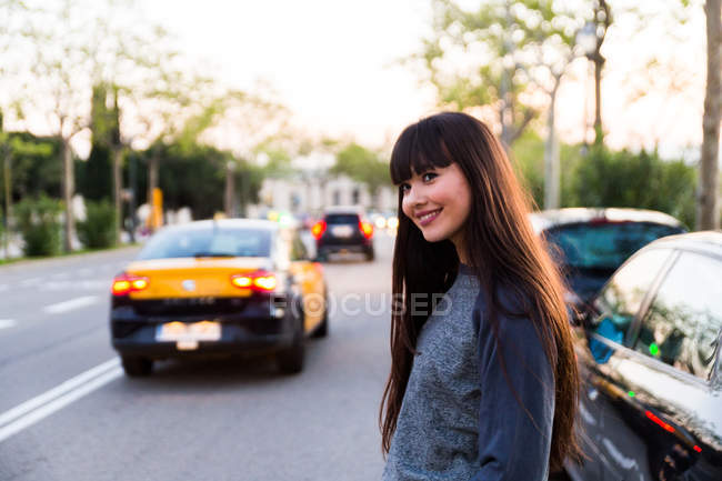 Junge eurasische Frau wartet auf den Straßen von Barcelona auf ein Taxi — Stockfoto