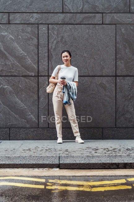 Jeune attrayant asiatique femme avec tasse de café — Photo de stock