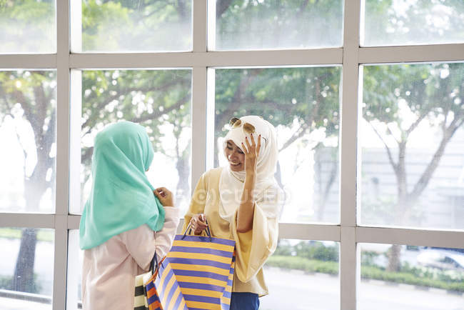 Jolies femmes à Hijabs faisant du shopping à Raffles Place, Singapour — Photo de stock