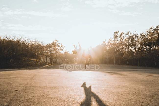 Юнак азіатських роблять паркур на заході сонця — стокове фото