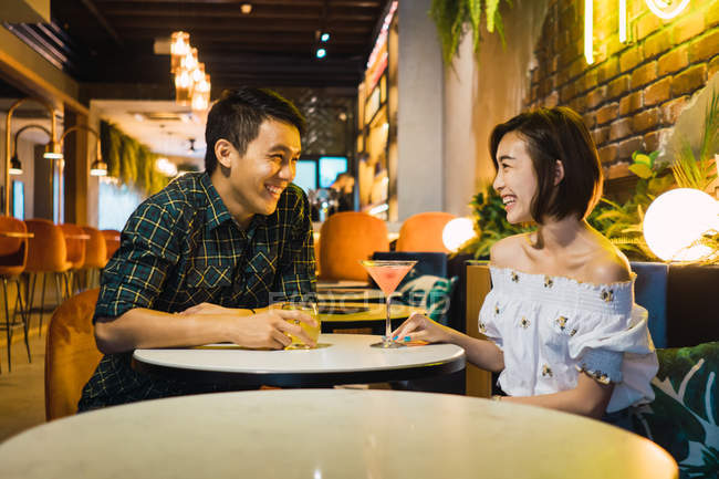 Jovem asiático casal ter data no confortável bar — Fotografia de Stock