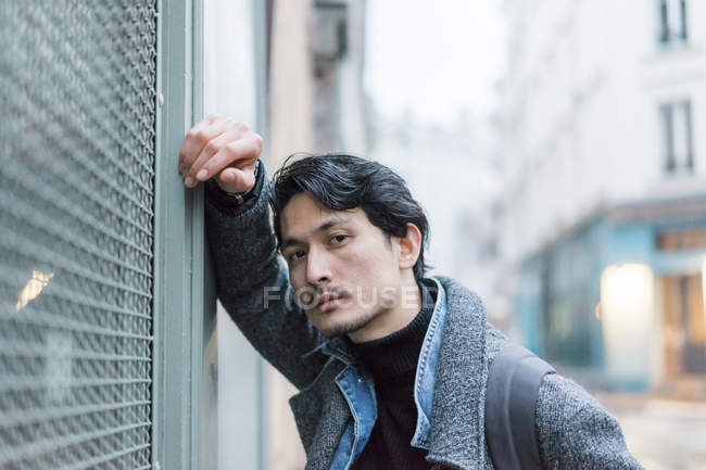 Giovane attraente casual asiatico uomo posa su città strada — Foto stock