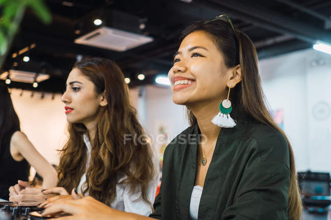 Jeunes femmes d'affaires asiatiques dans le bureau moderne — Photo de stock