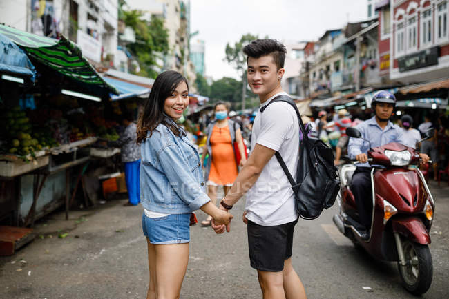 Junge asiatische Paar Sightseeing in einem lokalen Markt in ho chi minh Stadt, Vietnam. — Stockfoto