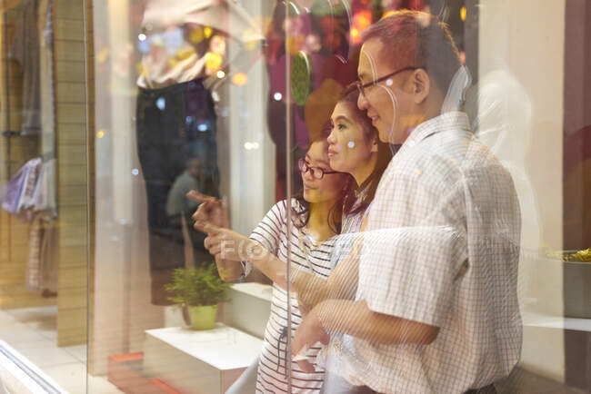 Счастливая азиатская семья проводит время вместе и по магазинам — стоковое фото