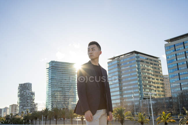 Молодий азіатський чоловік позує на міській вулиці — стокове фото