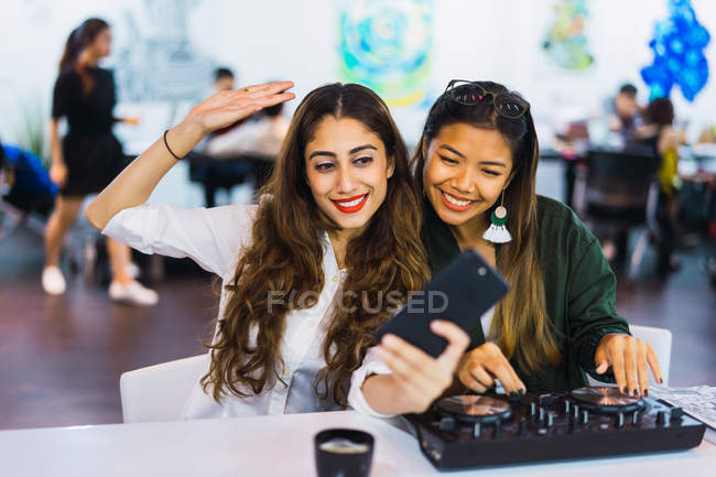 Jovem asiático negócios mulheres tomando selfie no moderno escritório — Fotografia de Stock