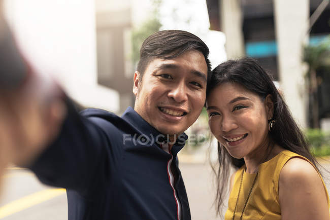 Feliz jovem asiático casal tomando selfie juntos — Fotografia de Stock