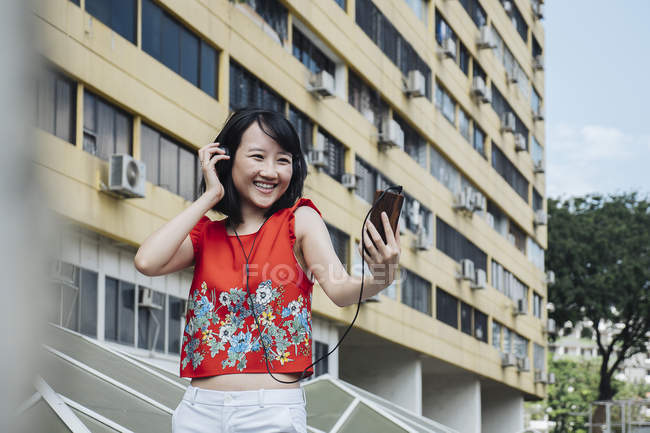 Asiático turista mulher tomando selfie contra a construção — Fotografia de Stock