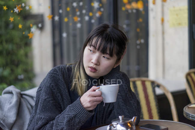 Молода приваблива випадкова азіатська жінка п'є каву — стокове фото