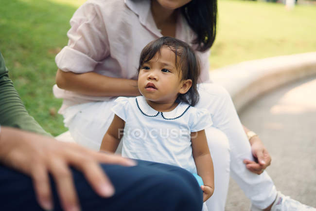 Мила азіатська мати і дочка в парку — стокове фото