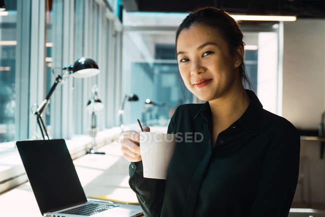 Jovem mulher adulta de negócios com xícara de café — Fotografia de Stock
