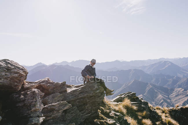 Jeune homme cherchant un sac au parc national Mountain Cook, en Nouvelle-Zélande — Photo de stock
