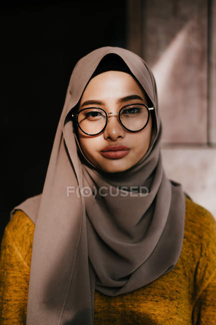Jeune asiatique musulman femme dans hijab — Photo de stock