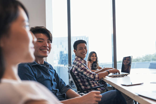 Молоді успішні бізнесмени працюють разом в сучасному офісі — стокове фото