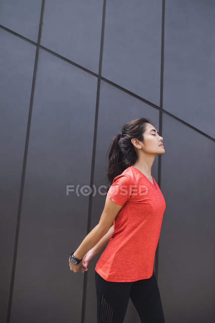 Young asian sporty woman doing exercise outdoors — Stock Photo